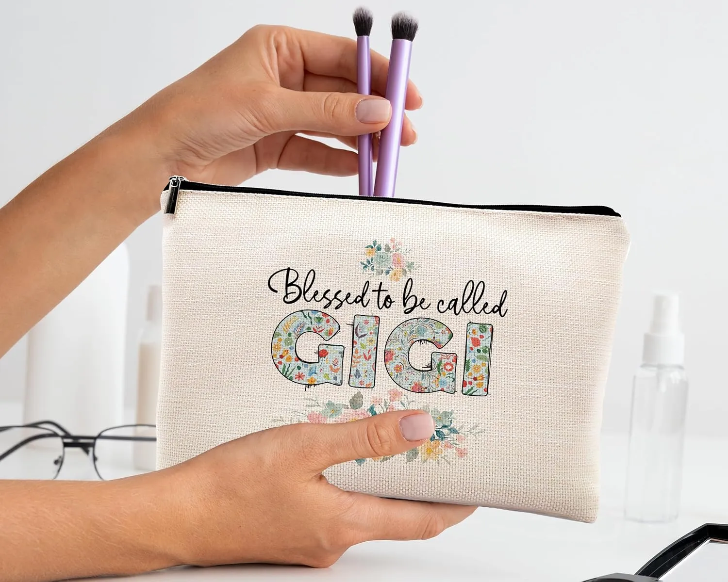 kdqua Grandma Gifts Makeup Bag, Gigi Gifts,Mothers Day Grandma Nana Funny Floral Birthday Gifts for Nana Grandma Grammy Grandmother Mimi Gifts from Grandkids Linen Cosmetic Bag Travel Toiletry Bag