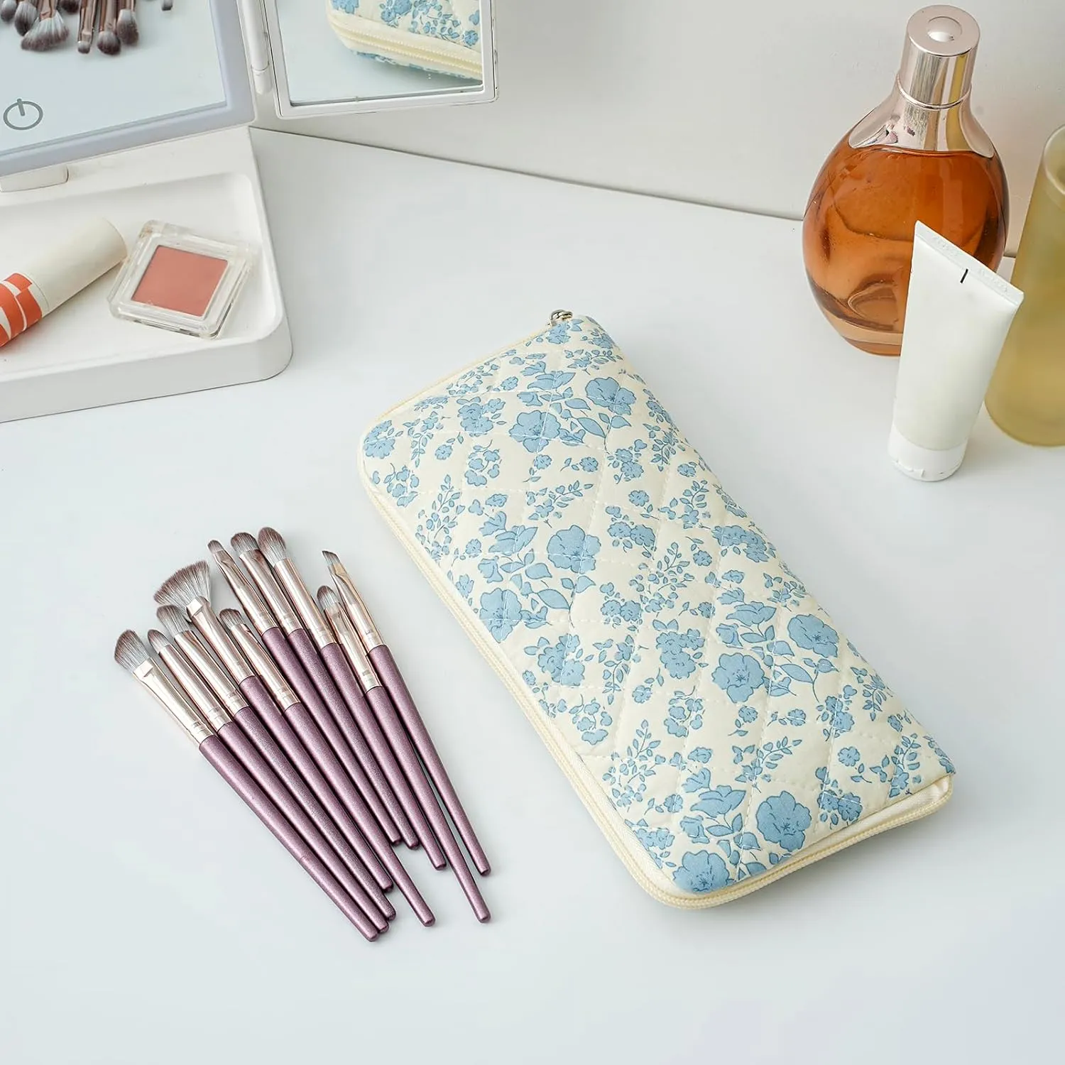 Quilted Makeup Brush Bag Travel Cosmetic Bag for Women, Floral Coquette Cotton Makeup Brush Case Toiletry Zipper Make Up Pouch, Travel Storage Organizer Pouch (Blue Floral)